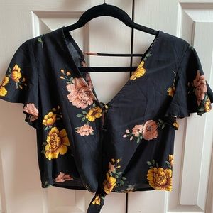 Very cute flowered, cropped blouse!